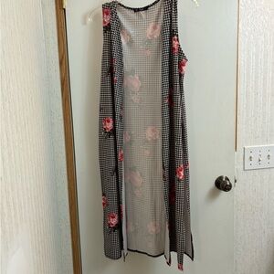 💕 (4 for $15) Floral Black and White Checkered long vest.